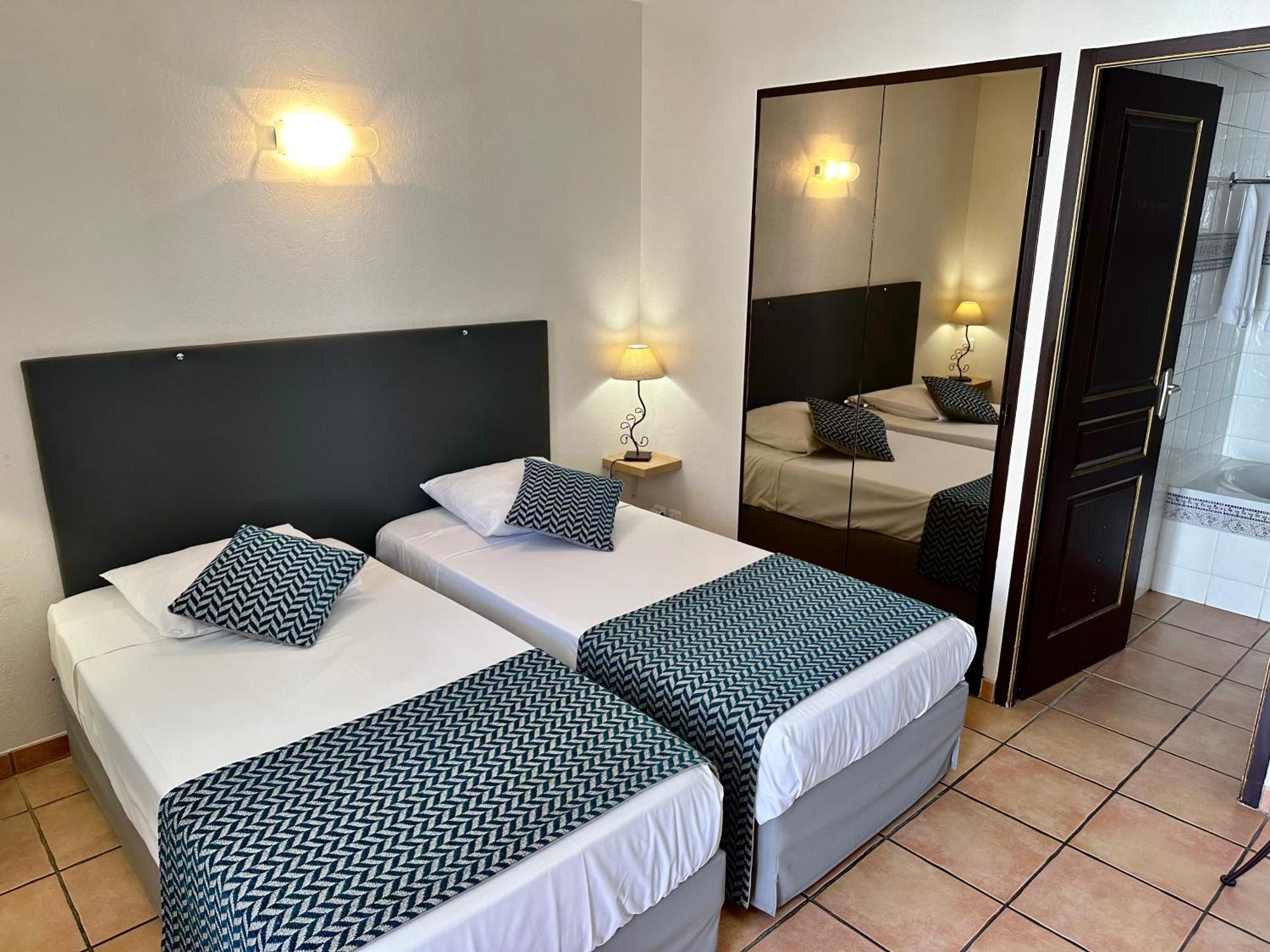 Logis Hôtel Les II Mas - Perpignan Sud Cabestany Bagian luar foto